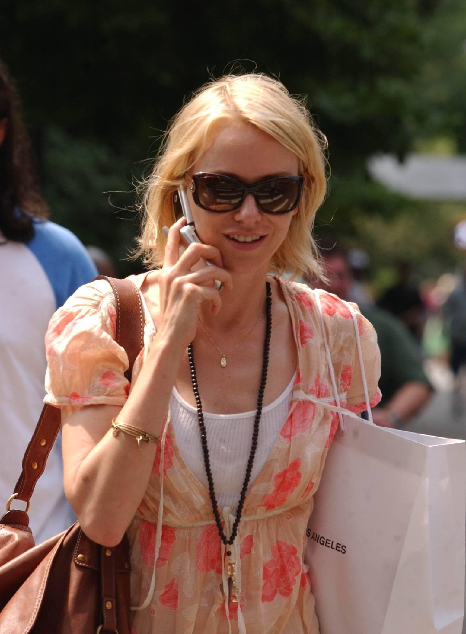 match the celeb with the cell phone 4 match the celeb with the cell phone 4